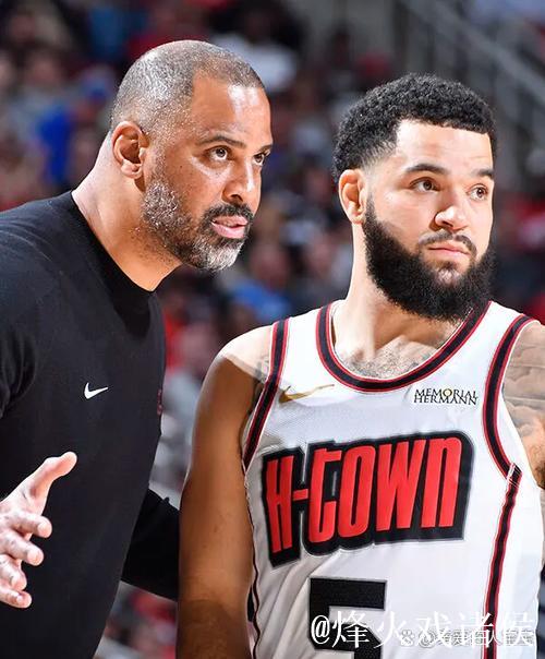 火箭官推:约基奇赛前与杰夫-格林相拥交流 火箭官推:约基奇赛前与杰夫-格林相拥交流